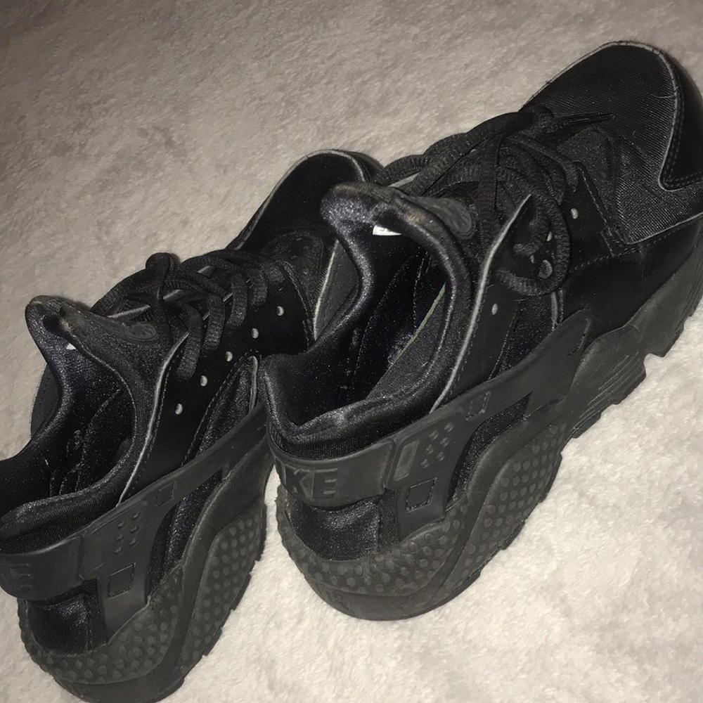 black nike huaraches